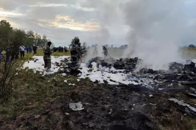 Les secours travaillent sur le site du crash aérien qui a coûté la vie au patron du groupe paramilitaire Wagner Evguéni Prigojine, le 23 août 2023 dans la région de Tver, en Russie ( RUSSIAN INVESTIGATIVE COMMITEE / Handout )
