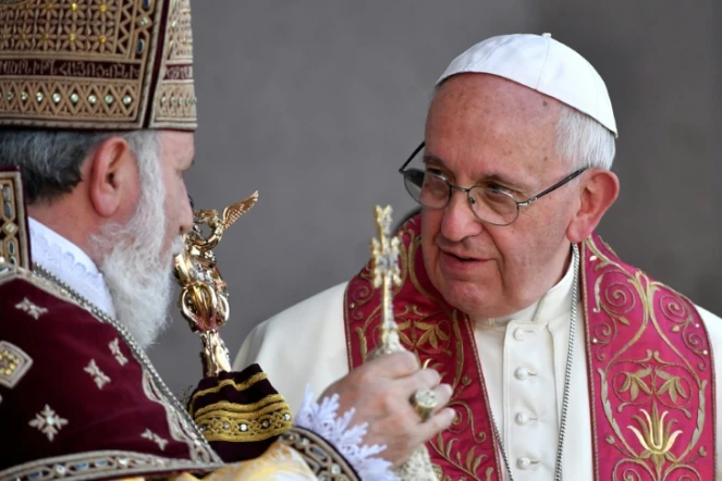 Le pape François (D) et le chef de l'Eglise apostolique arménienne, le Catholikos Karékine II, le 26 juin 2016 à Erevan