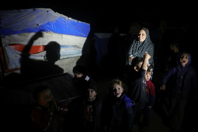 Des Palestiniens célèbrent à Deir el-Balah dans le centre de la bande de Gaza l'annonce d'un cessez-le-feu entre Israël et le Hamas, le 15 janvier 2025 
