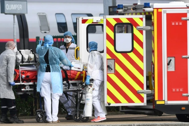 Des équipes médicales prennent en charge un patient contaminé par le Covid-19, à son arrivée à la gare de Quimper, le 5 avril 2020 dans le Finistère