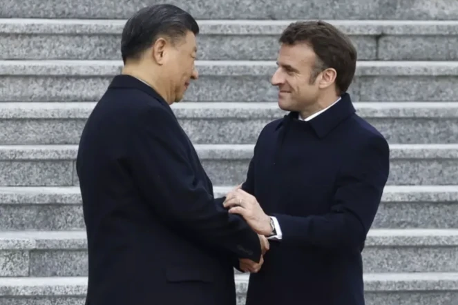  Le président français Emmanuel Macron (d) serre la main de son homologue chinois Xi Jinping à Pékin, le 6 avril 2023 ( AFP / LUDOVIC MARIN )
