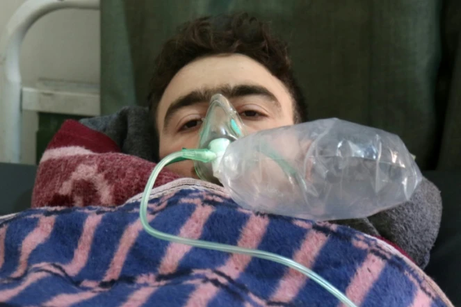 Un Syrien est soigné après une attaque au gaz à Khan Cheikhoun dans le nord-ouest de la Syrie, le 4 avril 2017