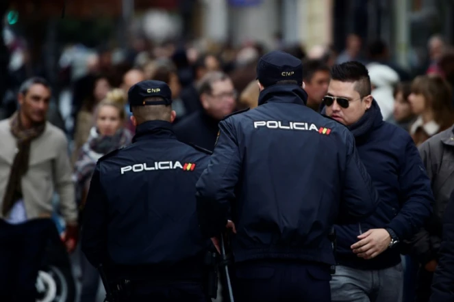 Un homme armé d'un couteau a été tué alors qu'il attaquait les agents d'un commissariat