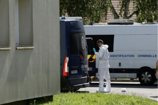 Un enquêteur de la police scientifique près d'un ensemble résidentiel où un homme a tué à coups de couteau sa compagne et leurs deux enfants et blessé deux personnes dans la rue avant d'être interpellé, le 7 septembre 2024 à Mormant, en Seine-et-Marne