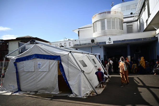 Devant le centre hospitalier de Mamoudzou, à Mayotte, le 6 janvier. (Julien de Rosa/AFP)