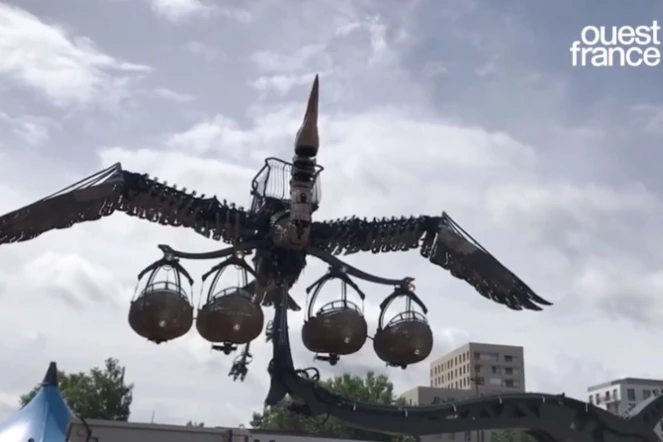 Nantes : un grand héron métallique vole dans le ciel 
