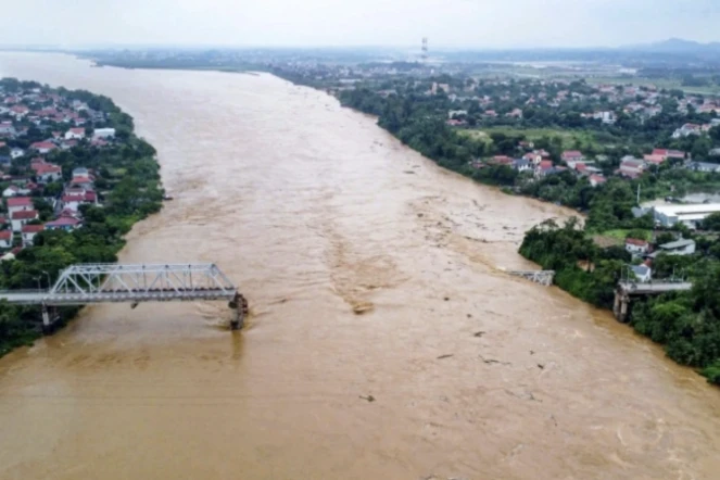 Vue aérienne du pont de Phong Chau, effondré sur le fleuve Rouge, dans la province de Phu Tho au Vietnam le 9 septembre 2024, après que le super typhon Yagi a frappé le nord du pays ( AFP / STR )