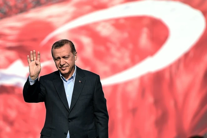 Le président turc Recep Tayyip Erdogan salue la foule rassemblée à Istanbul pour conspuer le PKK, le 20 septembre 2015