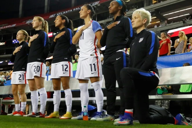 La footballeuse américaine Megan Rapinoe pose un genou à terre pendant l'hymne américain avant une rencontre entre les Etats-Unis et les Pays-Bas le 17 septembre 2016 à Atlanta.
