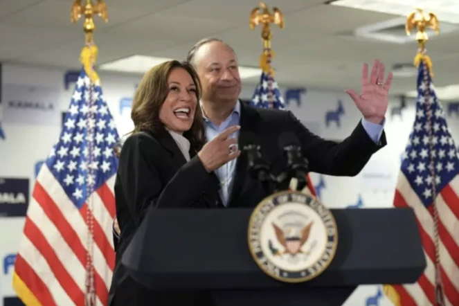 Kamala Harris aux côtés de son mari Doug Emhoff au siège de la campagne démocrate à Wilmington le 22 juillet 2022 ( POOL / Erin SCHAFF )