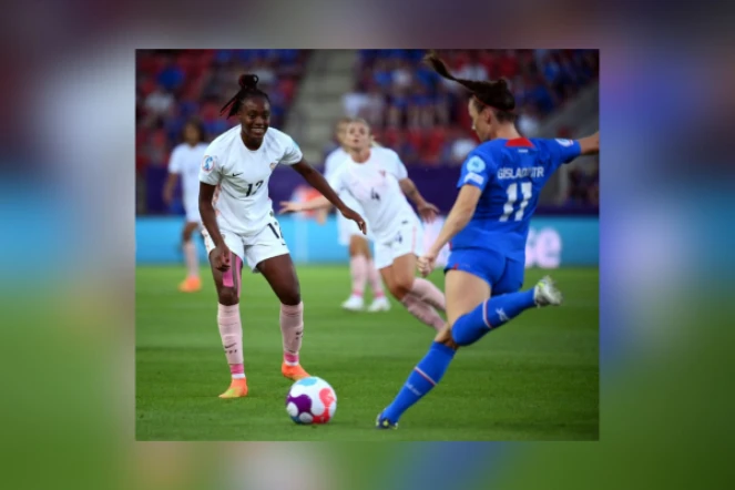 L'attaquante française Melvine Malard (g) défie la défenseuse islandaise Hallbera Gudny Gisladottir (d,) pendant l'Euro féminin 2022 au New York Stadium à Rotherham, le 18 juillet 2022.