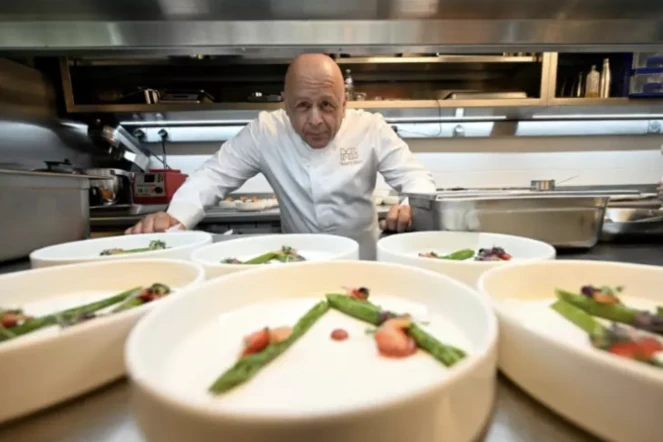 Le chef étoilé Thierry Marx dans la cuisine de l'un de ses restaurants, Madame Brasserie au premier étage de la tour Eiffel, à Paris, le 15 juin 2022 ( AFP / Emmanuel DUNAND )