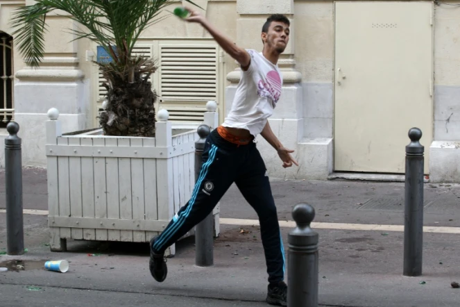 Un homme lance une bouteille de bière en direction de supporters anglais, le 11 juin 2016 à Marseille