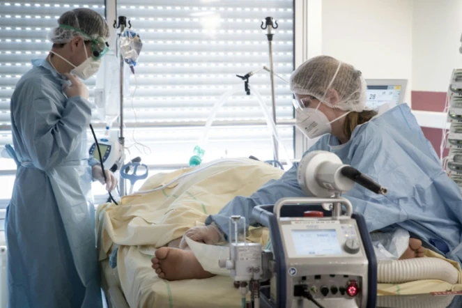 Des personnels soignants s'occupent d'un patient atteint du Covi-19 à l'hôpital Lariboisière, le 27 avril 2020 à Paris