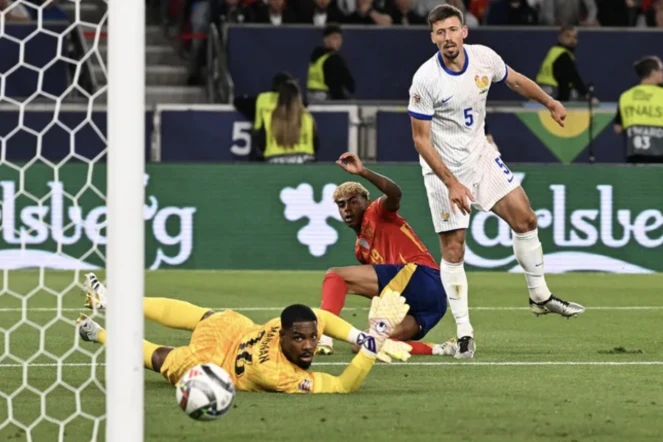 Lamine Yamal, encore sensationnel, a fait des misères aux Bleus, comme ici sur cette action où il trompe Clément Lenglet et Mike Maignan. © Thomas Kienzle /AFP