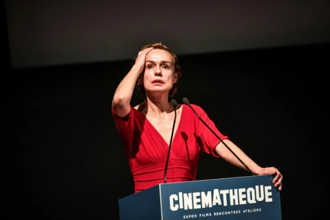 Sandrine Bonnaire rend hommage à Agnès Varda lors d'une cérémonie à la Cinémathèque française, le 2 avril 2019 à Paris