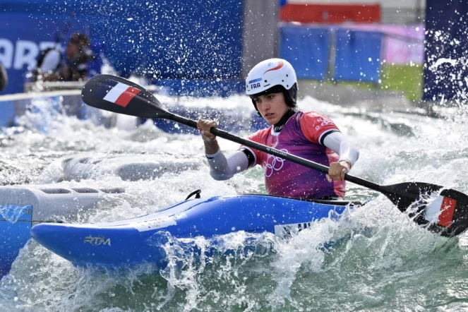 Angele Hug en séries du kayak cross des Jeux olympiques de Paris 2024, le 4 août 2024.