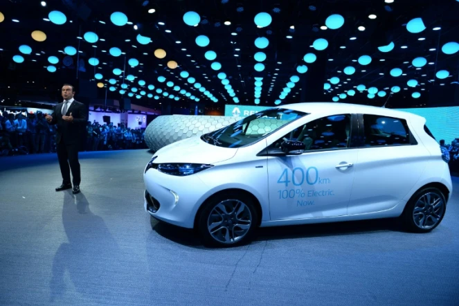 Carlos, Ghosn, Pdg de Renault, devant le modèle électrique Zoé, lors de l'ouverture aux professionnels du Mondial de l'Automobile à Paris le 29 septembre 2016