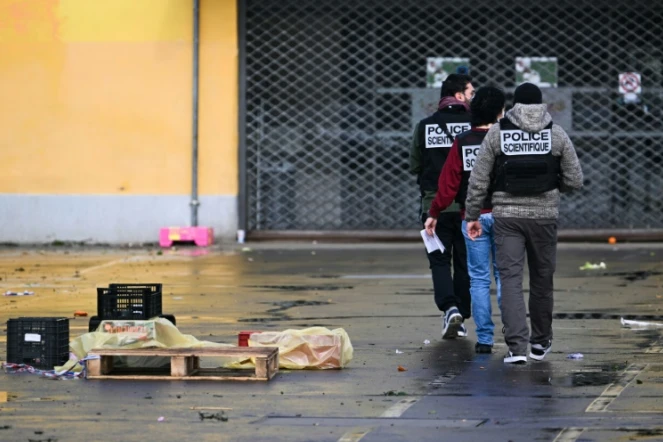 Des membres de la police scientifique sur les lieux d'une attaque au couteau, le 23 février 2025 à Mulhouse, dans le Haut-Rhin