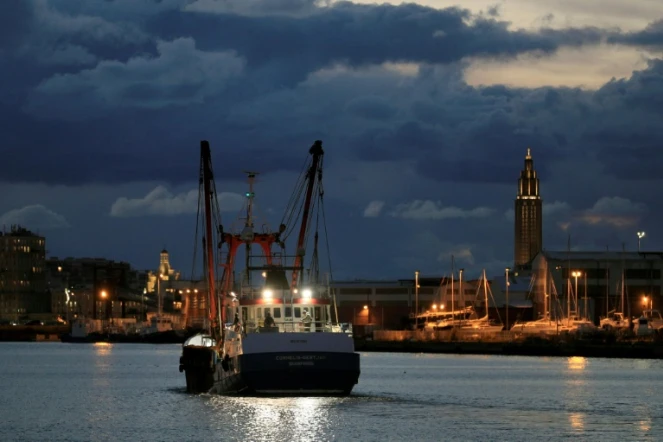 Le bateau de pêche écossais "Cornelis-Gert Jan Dumfries" quitte Le Havre après plusieurs jours de rétention par les autorités françaises, le 3 novembre 2021