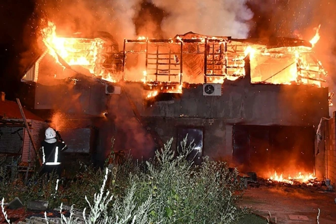 Photo diffusée le 25 juillet 2022 par les services d'urgence ukrainiens d'un incendie dans un immeuble résidentiel après des bombardements dans la région de Mykolaïv, en Ukraine