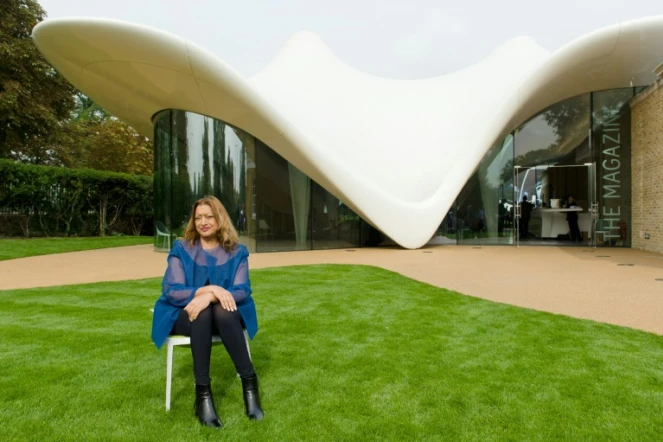 Photo d'archives Zaha Hadid à Londres le 25 septembre 2013 devant la Sackler Gallery à Londres. L'architecte irako-britannique est décédée d'une crise cardiaque à 65 ans le 31 mars 2016