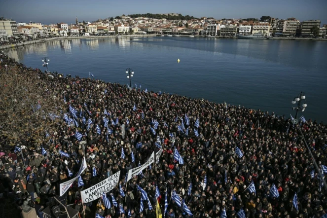 Des milliers de grecs manifestent contre les migrants dans le port de Mytilene à Lesbos, le 22 janvier 2020 