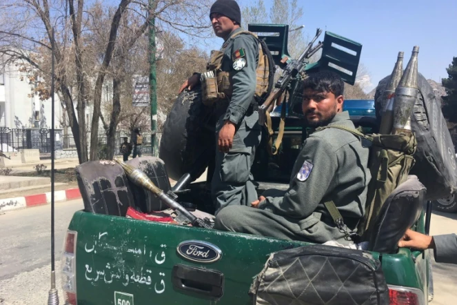 Des policiers afghans arrivent sur les lieux d'un attentat suicide, le 21 mars 2018 à Kaboul