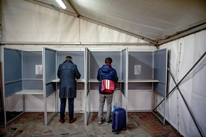 Dans un bureau de vote à Rotterdam, le 20 mars 2019