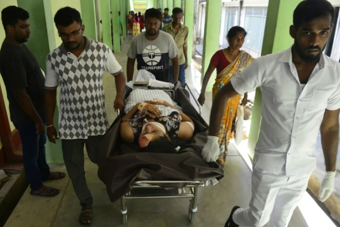 Des blessés sont transportés à l'hôpital après l'explosion dans une église à Batticaloa, est du Sri Lanka le 21 avril 2019