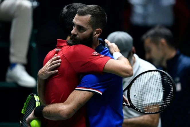 Le Serbe Novak Djokovic et le Français Benoît Paire à la fin du match les opposant en Coupe Davis, le 21 novembre 2019, à Madrid