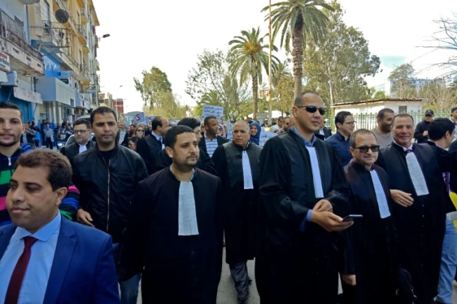 Des avocats algériens protestent contre la candidature à un 5e mandat du président Abdelaziz Bouteflika, à Annaba (Algérie), le 11 mars 2019
