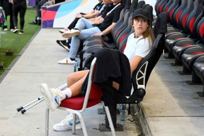 La star de la sélection espagnole Alexia Putellas, blessée et forfait pour l'Euro, assiste à un entraînement de ses coéquipières, à Milton Keynes au nord de Londres, le 7 juillet 2022