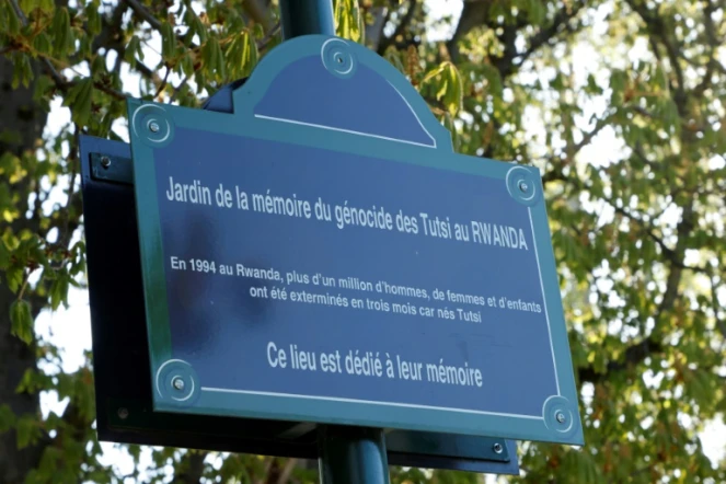 Une plaque commémorative au jardin de la mémoire du génocide des Tutsi au Rwanda, le 7 avril 2021 au parc de Choisy, à Paris