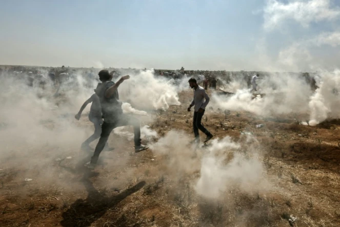 Des manifestants palestiniens au milieu de gaz lacrymogènes tirés par des soldats israéliens le 8 juin 2018 dans la bande de Gaza