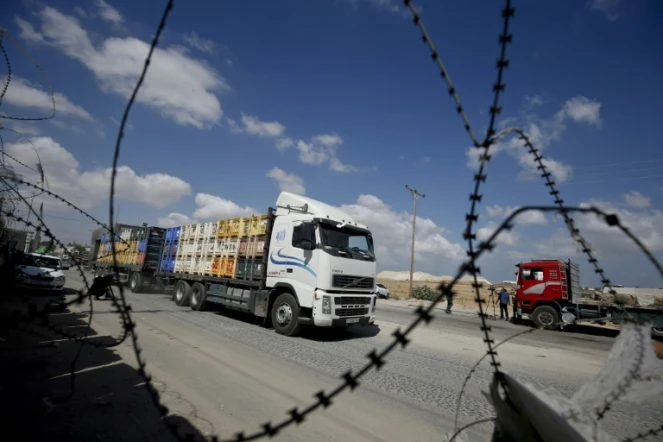 Un camion chargé de marchandises au point de passage de Kerem Shalom entre Israël et la bande de Gaza le 15 août 2018