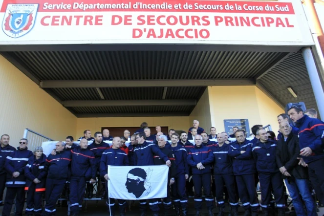 Civils et pompiers rassemblés dans la caserne le 29 décembre 2015 à Ajaccio 