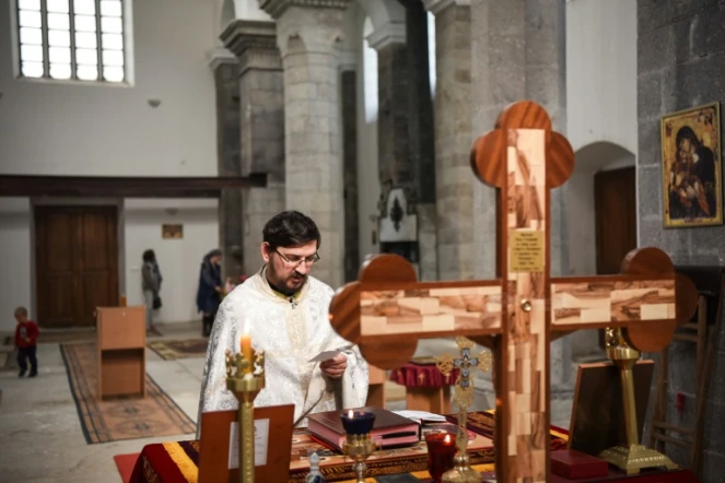 Le Père Nenad Stojanovic célèbre la messe le 7 mai 2017 dans l'église Saint-Sava dans la partie albanaise de Mitrovica