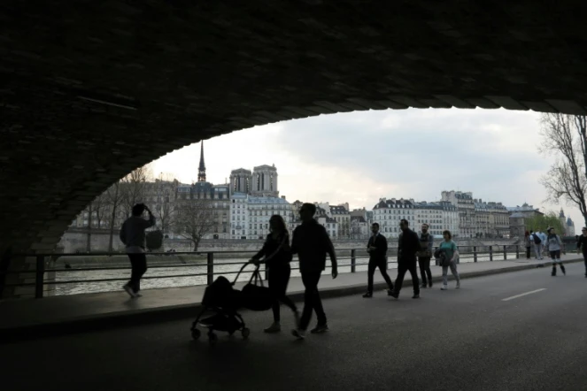 Des promeneurs le long de la Seine, sur les voies sur berge, le 26 mars 2017 à Paris