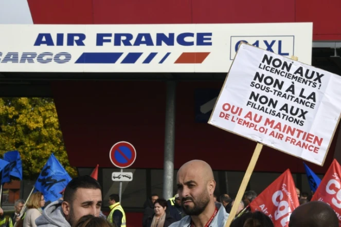 Des salariés d'Air France manifestent contre la garde à vue de plusieurs d'entre eux, le 12 octobre 2015 à Roissy-en-France