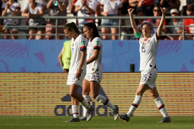L'attaquante des USA Megan Rapinoe (d) buteuse lors de la victoire 2-1 sur l'Espagne au Mondial le 24 juin 2019 à Reims