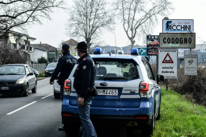 Des policiers stationnés à l'entrée de la ville de Codogno touchée par l'épidémie de Covid-19, le 23 février 2020 en Italie