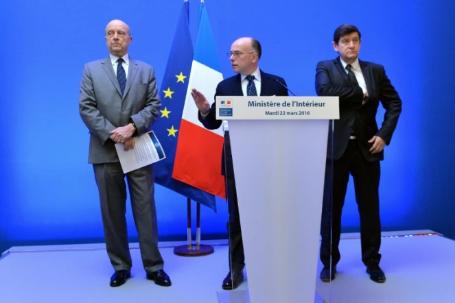 Bernard Cazeneuve (c.) lors d'une conférence de presse a Paris, le 22 mars 2016