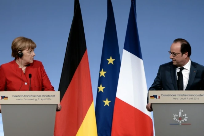 Le président français Francois Hollande et la chancelière allemande Angela Merkel lors d'un conseil des ministres franco-allemand le 7 avril 2016 à Metz