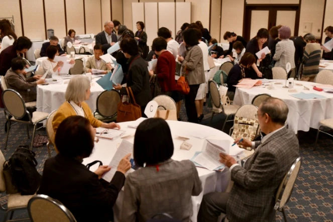 Des parents et leurs enfants participent à une réception dans le cadre de rencontres à visées matrimoniales, à Tokyo, le 3 novembre 2019.