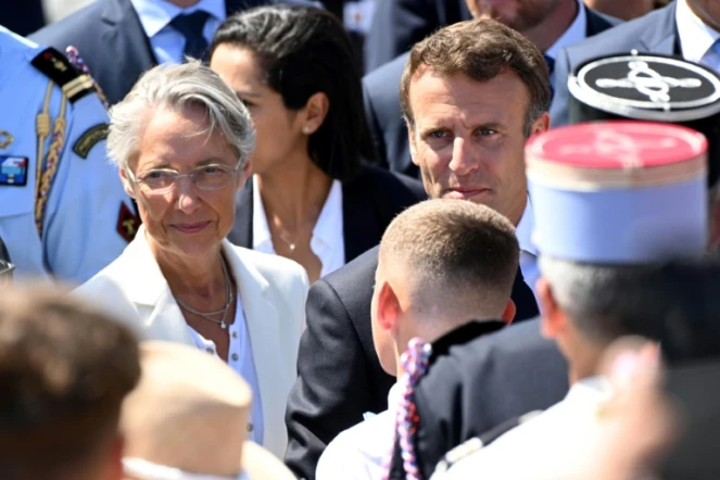 La Première ministre Elisabeth Borne et le président Emmanuel Macron saluent les participants au défilé, le 14 juillet 2022 à Paris 