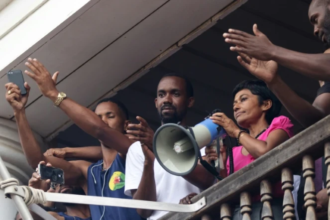 La ministre de l'Outre-mer Ericka Bareigts s'adresse à la foule depuis le balcon de la préfecture de Cayenne, en Guyanne, le 30 mars 2017