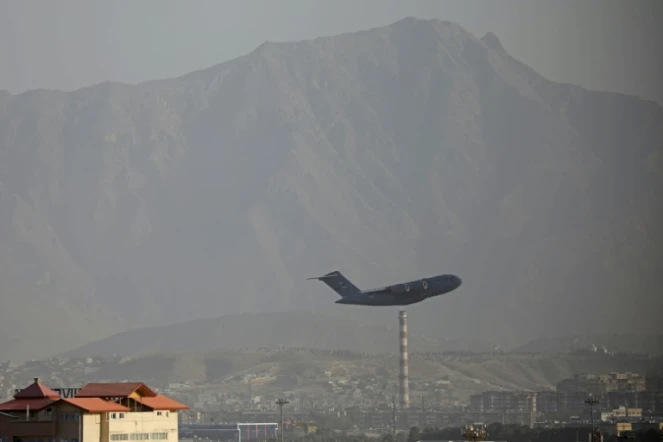 Un avion militaire américain décolle de l'aéroport militaire de Kaboul, le 27 août 2021