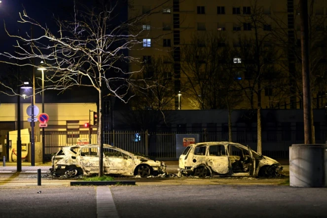 Des voitures brûlées lors d'émeutes urbaines dans le quartier de Parilly à Bron, près de Lyon, le 6 mars 2021
