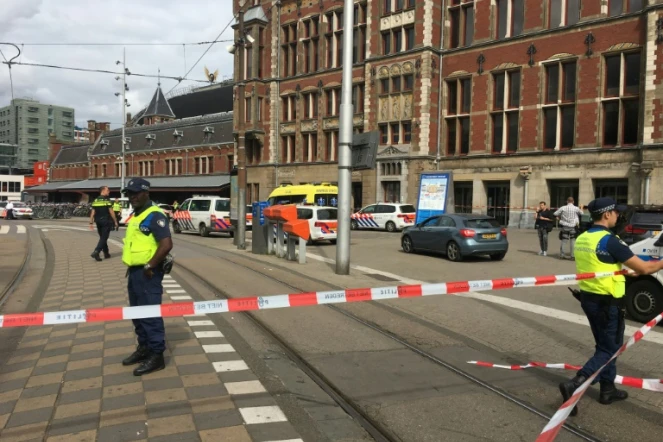 Un cordon policier devant la gare centrale d'Amsterdam, le 31 août 2018